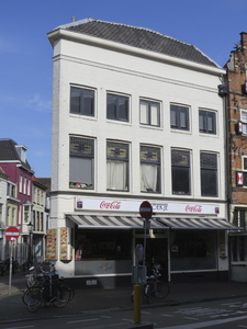 908608 Gezicht op het winkelhoekpand Voorstraat 12 te Utrecht, met links de Predikherenstraat.N.B. bouwjaar: 19001910 / ...